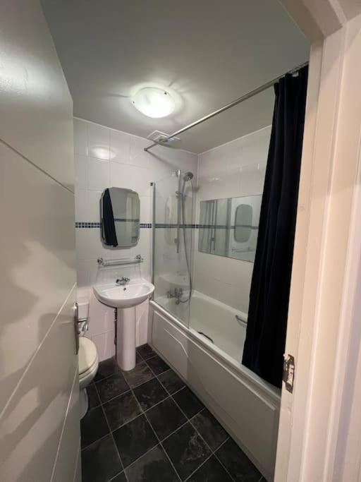 Lovely 1 Bedroom Apartment In West Kensington ลอนดอน ภายนอก รูปภาพ